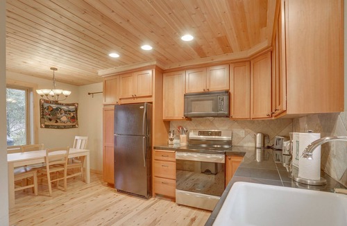 Rhododendron Cabin | Secluded River Breeze Chalet, Hot Tub, Deck, BBQ, Woodstove, Dog-Friendly
