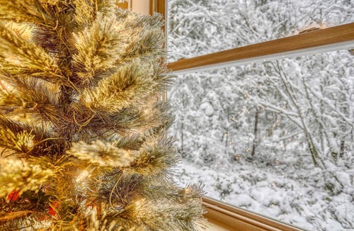 Rhododendron Cabin | Secluded River Breeze Chalet, Hot Tub, Deck, BBQ, Woodstove, Dog-Friendly