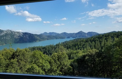 Lakehead House | Secluded Romantic Getaway Overlooking Shasta Lake