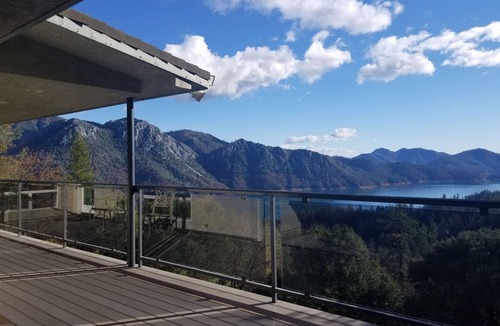 Lakehead House | Secluded Romantic Getaway Overlooking Shasta Lake