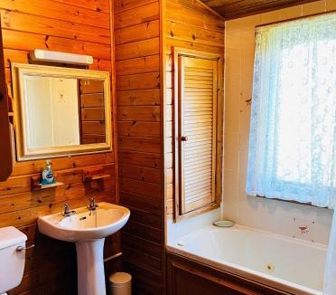 Pocklington Ski Chalet | Secluded Rustic Cabin - A Digital Detox Paradise.