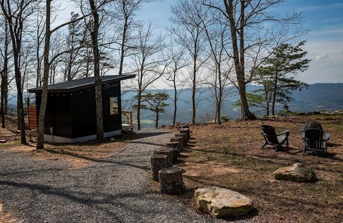 Menlo Cabin | Secluded Rustic Studio-Style Chalet with Open-Air Outdoor Shower near Cloudland Canyon State Park, Menlo, Georgia