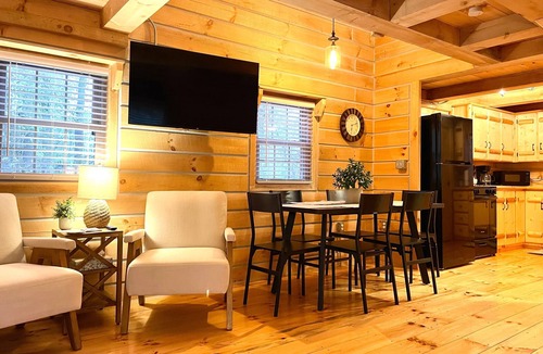 Shipshewana House | Secluded Shipshewana Log Cabin In the Woods