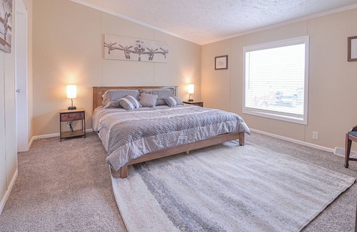 Emerado House | Secluded, Spacious 3Bd 2Ba 3/4 Acre, 13min to UND, <1mi Grand Forks AFB,