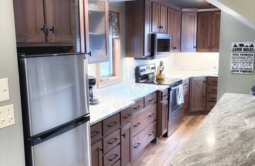 James Creek Cabin | Secluded/Spacious Cabin with 5 BR, 5 min to resort "New Kitchen coming 2026!"