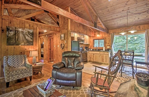 Hood Cabin | Secluded Stanardsville Cabin w/10 Acres & Hot Tub