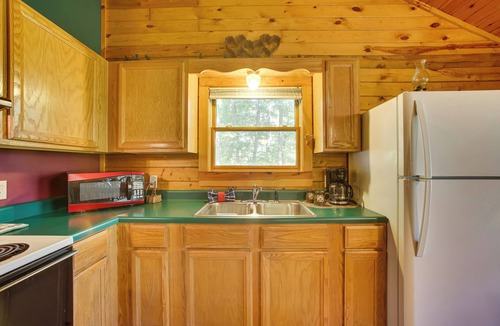 Eureka Springs Cabin | Secluded Studio w/Deck ~ 8 Miles to Beaver Lake!