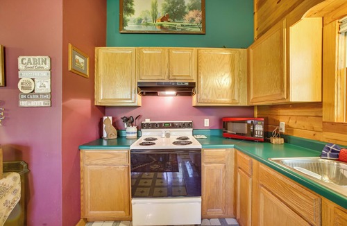 Eureka Springs Cabin | Secluded Studio w/Deck ~ 8 Miles to Beaver Lake!