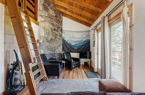 Stone Haven House | Secluded Sunset Point mountain top cabin, wifi, Dish TV, firepit