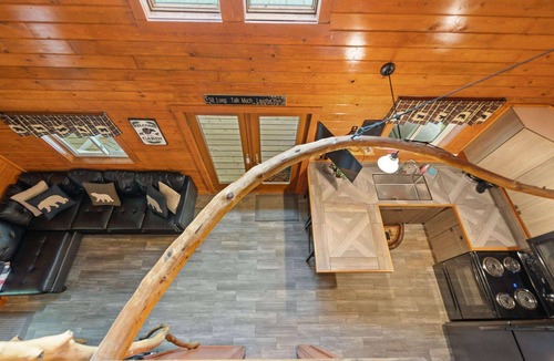 Campton Cabin | Secluded Tree House Cabin Theme in RRG Hot Tub Pet Friendly