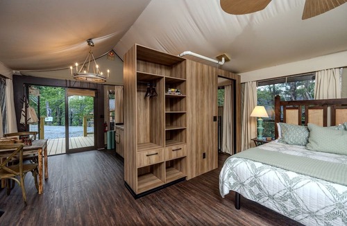 Zirconia Cabin | Secluded Tree Tent with Outdoor Soaking Tub & Pizza Oven Near Blue Ridge Waterfalls, Zirconia, North Carolina