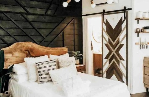 Crane Hill Cabin | Secluded Treehouse Rental Ideal for Glamping in Alabama