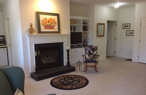 Sapphire Villa | Secluded Villa, 3 Minute Walk to Gorgeous Lake, Bald Rock & Walking Trails