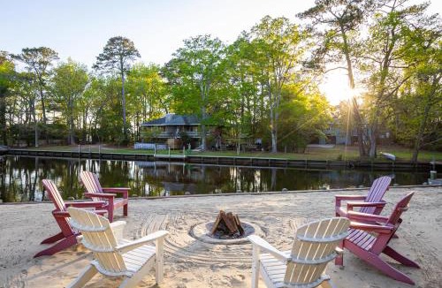 Southern Shores House | Secluded Waterfront Retreat With Backyard Beach