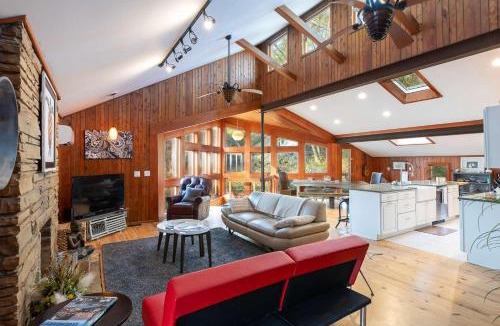 Southern Shores House | Secluded Waterfront Retreat With Backyard Beach