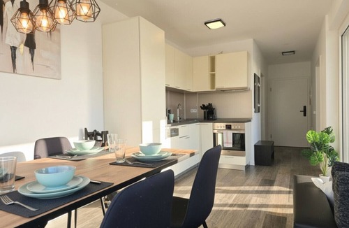 Muhlburg Apartment | second Floor Apt. near Rheinhafen - Balkon und Parken - APOLONIAliving