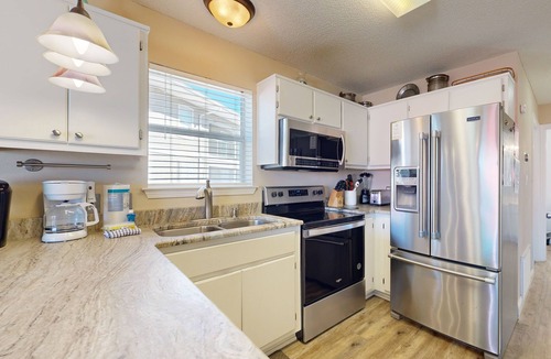 Navarre Beach Condo | Second floor condo with shared pool, high-speed WiFi, and private washer/dryer