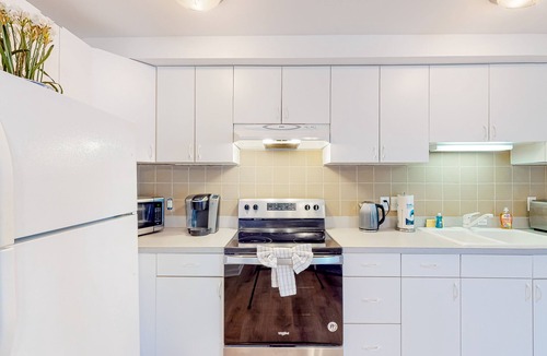Livingston Condo | Second-floor condo with full kitchen, washer/dryer, central AC, & boat slip use
