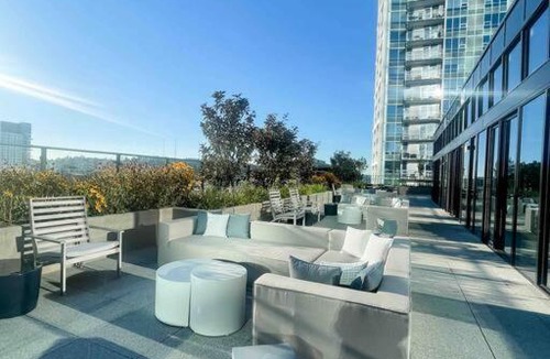 South Lake Union Apartment | Second House Boren-Come Relax by the Pool or Unwind in the Sauna!