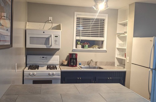 Lafayette Apartment | Second story Guest house