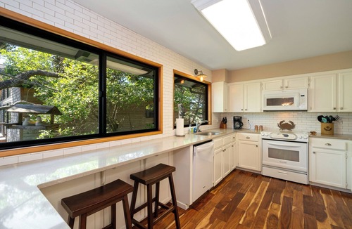Manzanita House | Second Wind MCA#187Hot tub,1/4 block to beach access, Dogs OK, Gas Fireplace