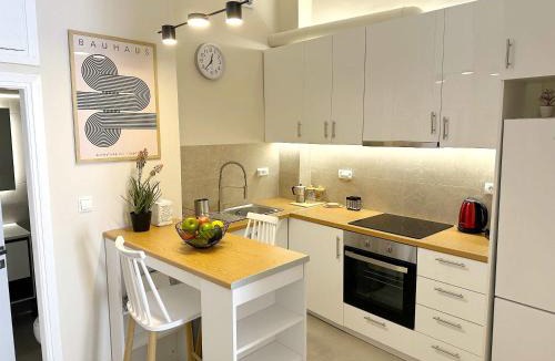 Kinosargous Apartment | Secret Garden by Acropolis - Athens Central Gem