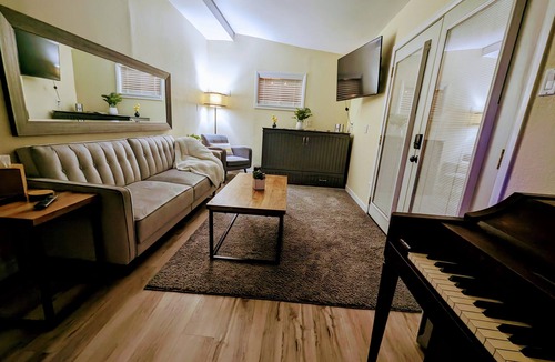 Bethel-Danebo House | Secret Spa-like Oasis w/Private Suite feat. Hot Tub, Sauna & King-sized Bed
