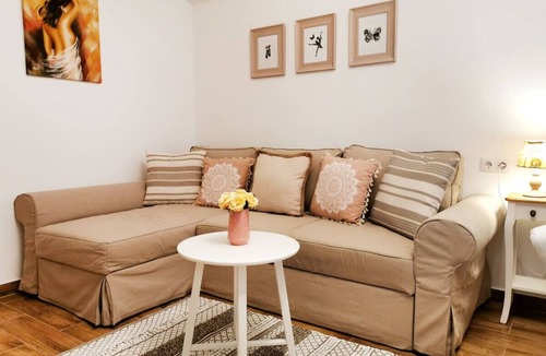 Sector 4 Apartment | Sector 4 Charming Studio Apartment near Metro & Sun Plaza Mall