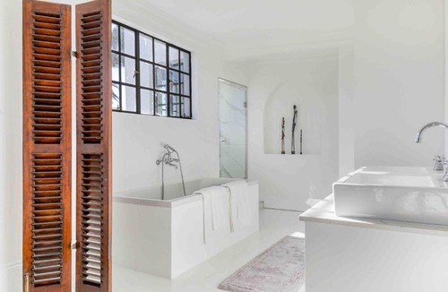 Cape Town City Centre Apartment | Secure & Central Heritage Villa with Views