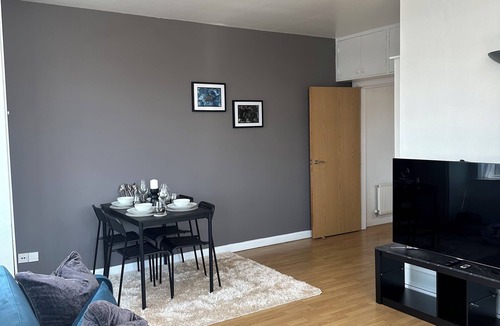 Kettering Apartment | Secure Gated 2-Bedroom Apartment with Carpark, 10 Mins from Town Centre