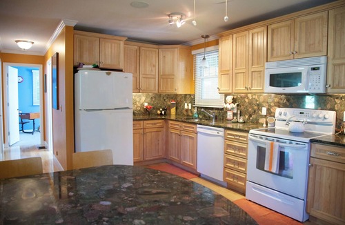 Green Hill House | Secure Your Monthly Rental! Charming Cape in Green Hill 1.4 miles to Ocean/Beach
