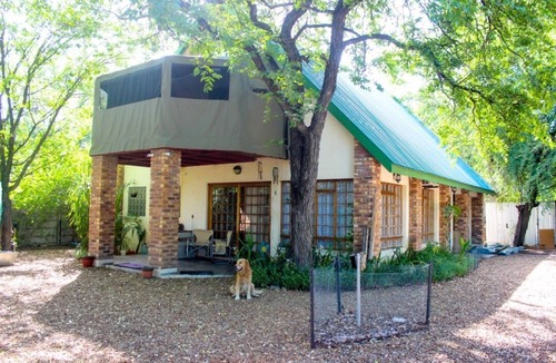 Maun House | Self catering open plan house. Ideal for family and groups of 2 to 6.