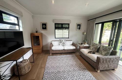 Pinelands House | Self-catering Pool-side Guesthouse