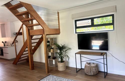 Pinelands House | Self-catering Pool-side Guesthouse
