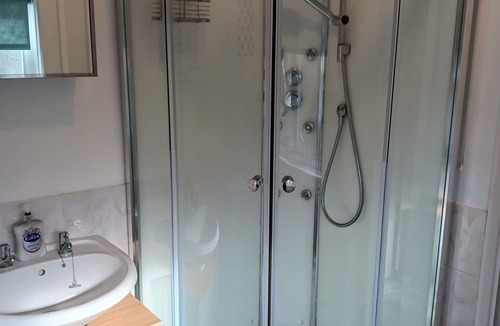 Felpham Apartment | Self-catering studio with king size or Twin beds. Located 10 mins from the beach