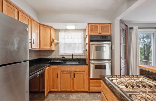 Verona House | ✰Self Check-In✰Backyard✰Decks✰Full Kitchen✰W/D✰Smart TVs✰FREE Parking✰Cozy Beds