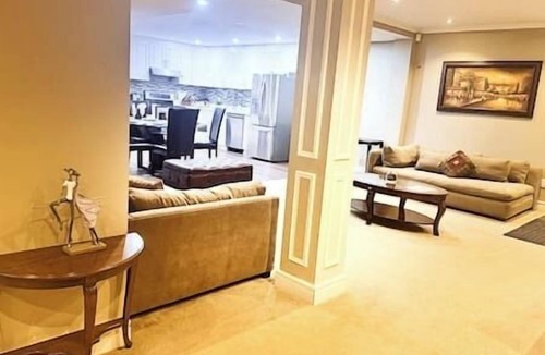 Central Erin Mills House | Self Check-in Queen Bed Parking Upscale Area