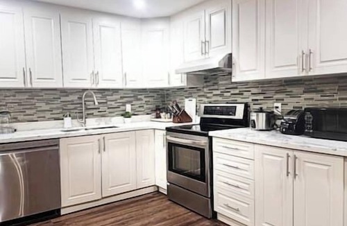 Central Erin Mills House | Self Check-in Queen Bed Parking Upscale Area