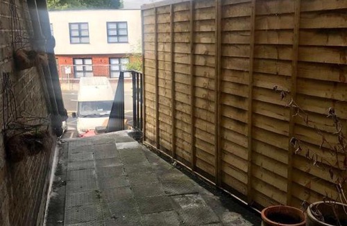 Edgware Apartment | Self contained 3 bed flat with your own front door, three double rooms, Sleeps six,fifteen pounds per night each