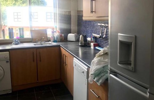 Edgware Apartment | Self contained 3 bed flat with your own front door, three double rooms, Sleeps six,fifteen pounds per night each