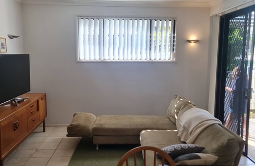 Wynnum Apartment | Self contained bayside unit close to waterfront, markets and Wynnum & Manly CBD
