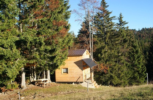Bellecombe Cabin | Self-contained cabin perched on stilts in the vegetation, Haut Jura, 1250m alt.