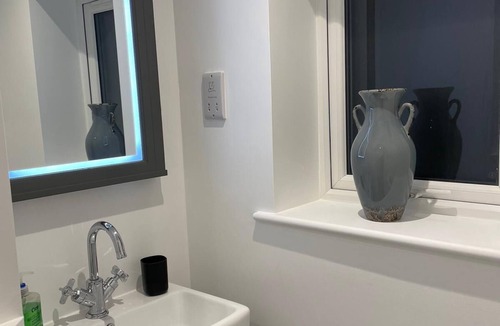 Dibden Purlieu Apartment | Self-contained Studio annex.