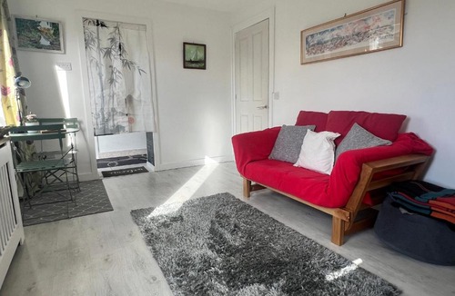 Corstorphine Apartment | Self-contained ground level cottage with hill view