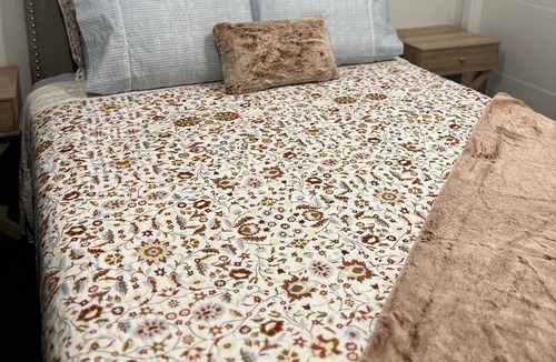 Aotea Bed & Breakfast | Self-contained nice 2 bedroom flat with own kitchenette, bathroom and entrance.