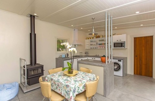 Lower Hutt House | Self contained farm-stay cottage, rural location - Whitemans Valley, Hutt Valley