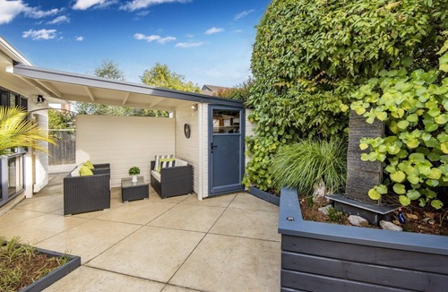 Narrow Neck House | Self contained studio + ensuite by Narrow Neck Beach & 5min drive to Devonport.