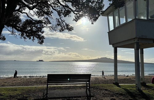 Narrow Neck House | Self contained studio + ensuite by Narrow Neck Beach & 5min drive to Devonport.