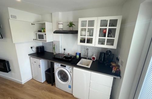 Headington Apartment | Self-contained studio with folding down Bed