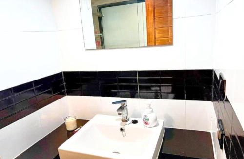Nana Apartment | SelfCheckIn Omni Tower Sukhumvit4 NaNa Asoke BTS MRT Hispeed WiFi Pool&Gym